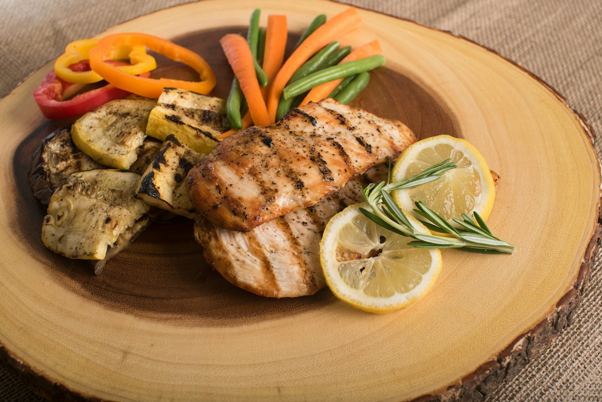 Frango grelhado com tomate